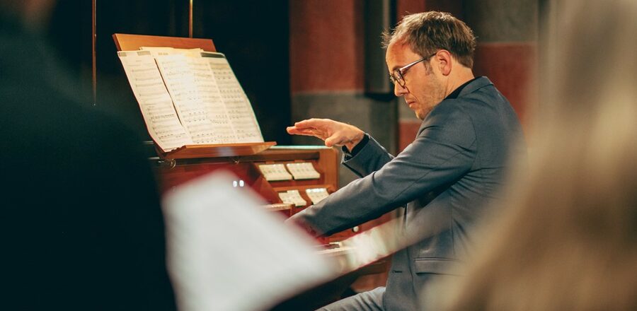 Kulturpreisträger Michael Uth spielt Klavier in der Abtei Brauweiler