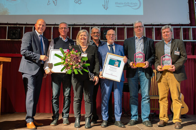 Die Preisträger: Der Rohmedräjer-Club aus Bliesheim sowie das Bedburger Reparatur-Café