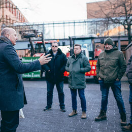 Im Rahmen der landesweiten Protestaktion der Landwirte machten heute etwa zehn Bauern, angeführt von Willy Winkelhag Vorsitzender der Kreisbauernschaft Köln Rhein-Erft-Kreis, mit ihren Traktoren einen Zwischenstopp beim Kreishaus des Rhein-Erft-Kreises.