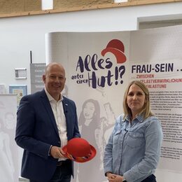 Landrat Frank Rock und die Gleichstellungsbeauftragte des Rhein-Erft-Kreises, Ju-lia Willems, laden zur Ausstellung „Alles unter einen Hut“ ein
