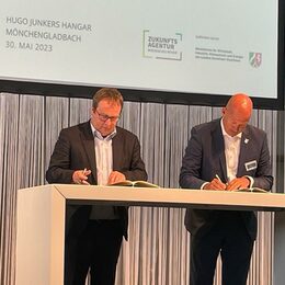 Verkehrsminister aus NRW Oliver Krischer und Landrat Frank Rock unterzeichnen den Reviervertrag