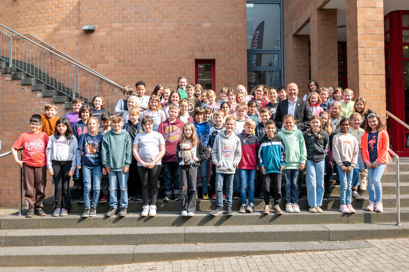 73 Kinder der GGS Frechen-Grefrath und des EKS Erftstadt-Bliesheim vor dem Kreishaus