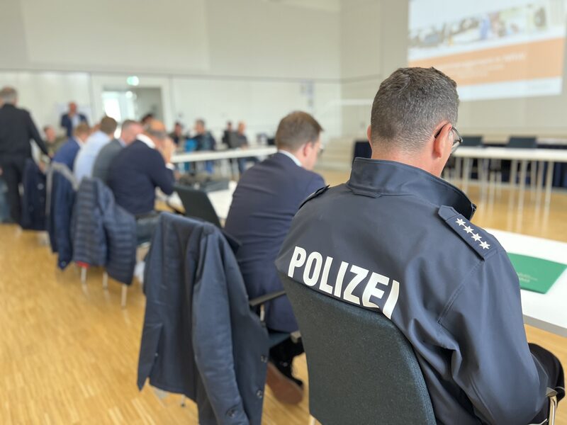 Vertreter der Hilfsorganisationen, des Technischen Hilfswerkes, der Bundeswehr, der Polizei und des Netzbetreibers Westnetz GmbH beteiligten sich ebenfalls an der Übung