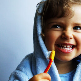 Zahngesundheit lachendes Mädchen mit Zahnbürste