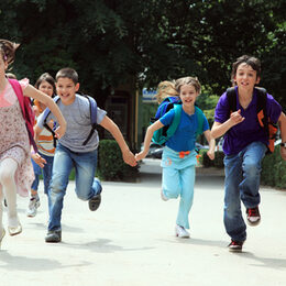 Bild zeigt Kinder die zur Schule gehen