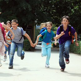 Bild zeigt Kinder die zur Schule gehen