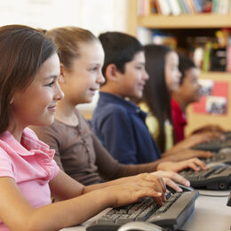 Bild zeigt Schüler am PC