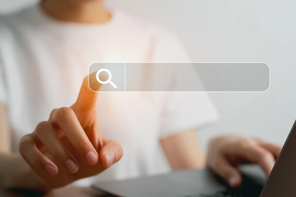 Ein Mann klickt mit seinem Finger auf ein digitales Suchfeld